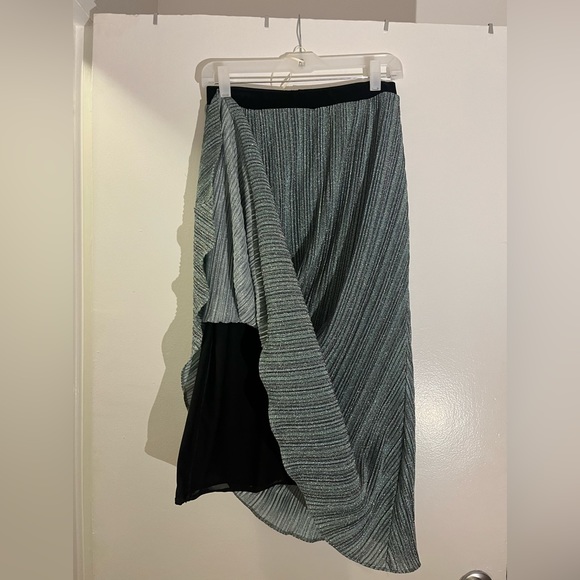 Long blue shimmer skirt with elastic waistband and black underskirt - Picture 3 of 6